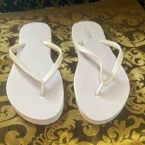 Old Navy light Purple flip flop sandals. Size 8. Never worn.